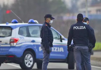 Bimbi tagliano le orecchie a un cucciolo